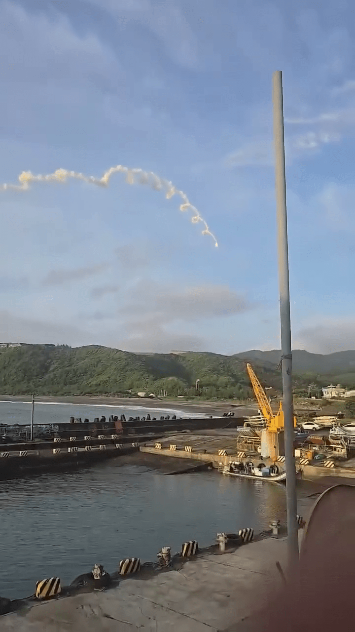 台湾屏东九鹏基地试射火箭偏轨坠山区。 threads