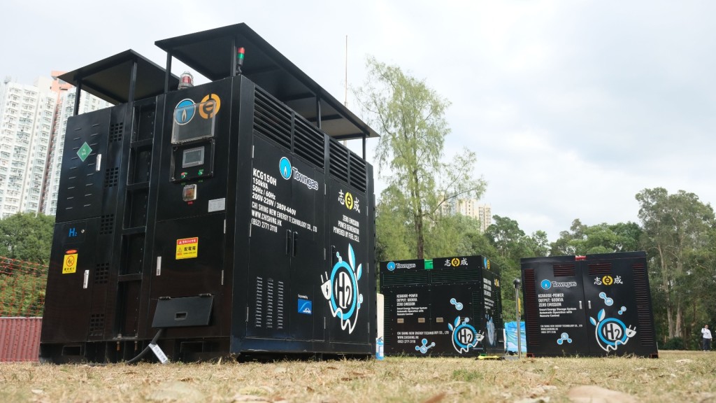 移动式氢能发电机组的体积大约一个货柜大小，且运作时只产生纯水，既无废气而且宁静，特别适合建筑工地使用。