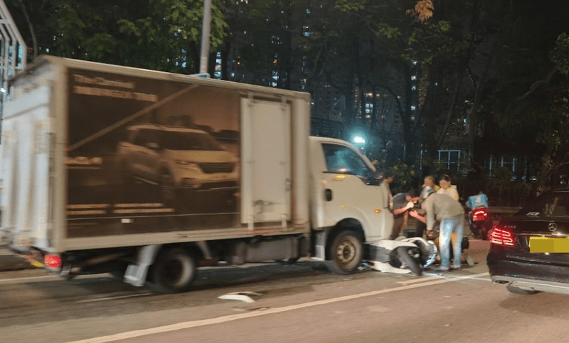 從網上流傳的片段可見,電單車倒臥於貨車車頭前方,旁邊車輛要緩緩駛過。網上圖片 從網上流傳的片段可見,電單車倒臥於貨車車頭前方,旁邊車輛要緩緩駛過。網上圖片