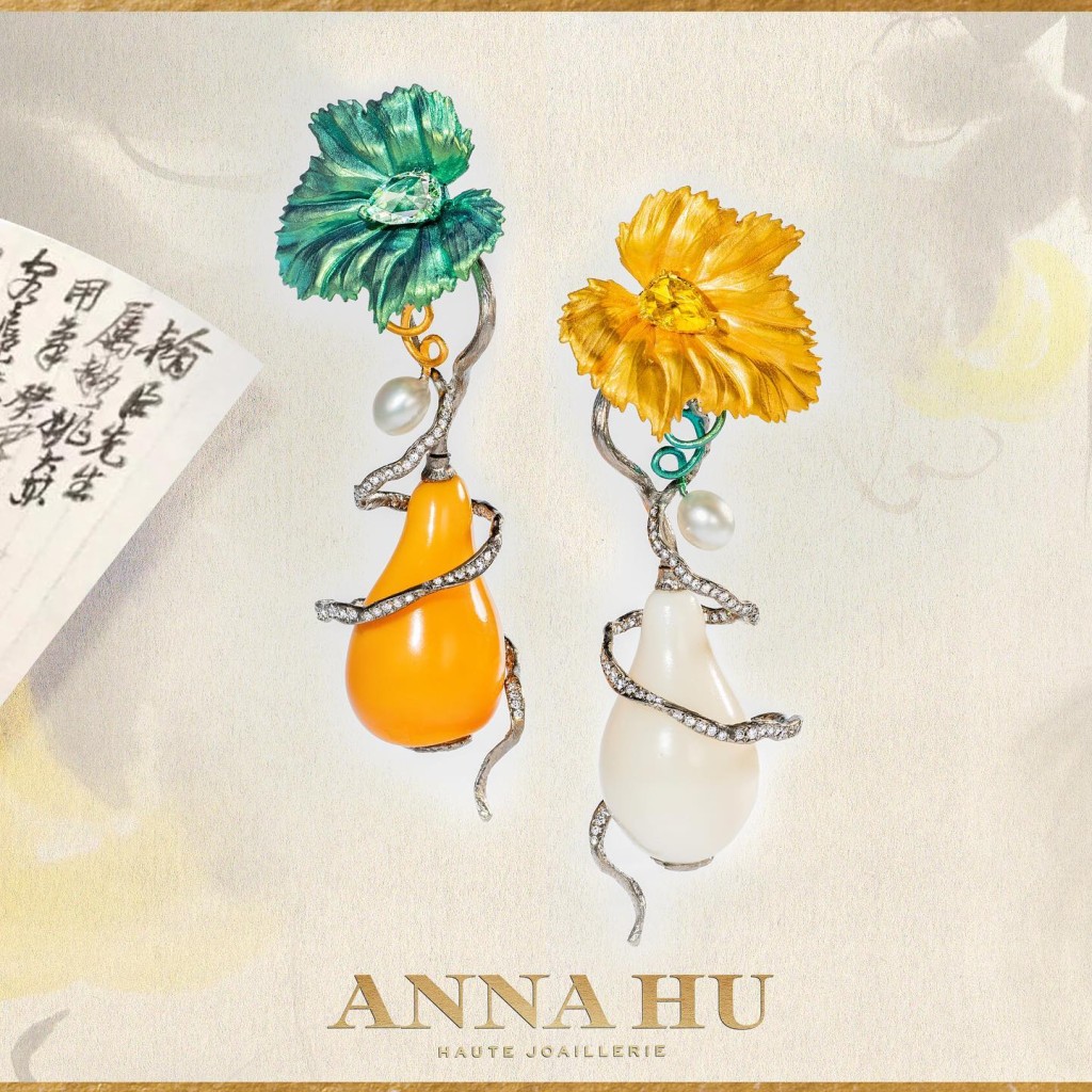 楊小娟慶生配戴的耳環由知名台裔美籍珠寶設計師胡茵菲 （Anna Hu）所設計。