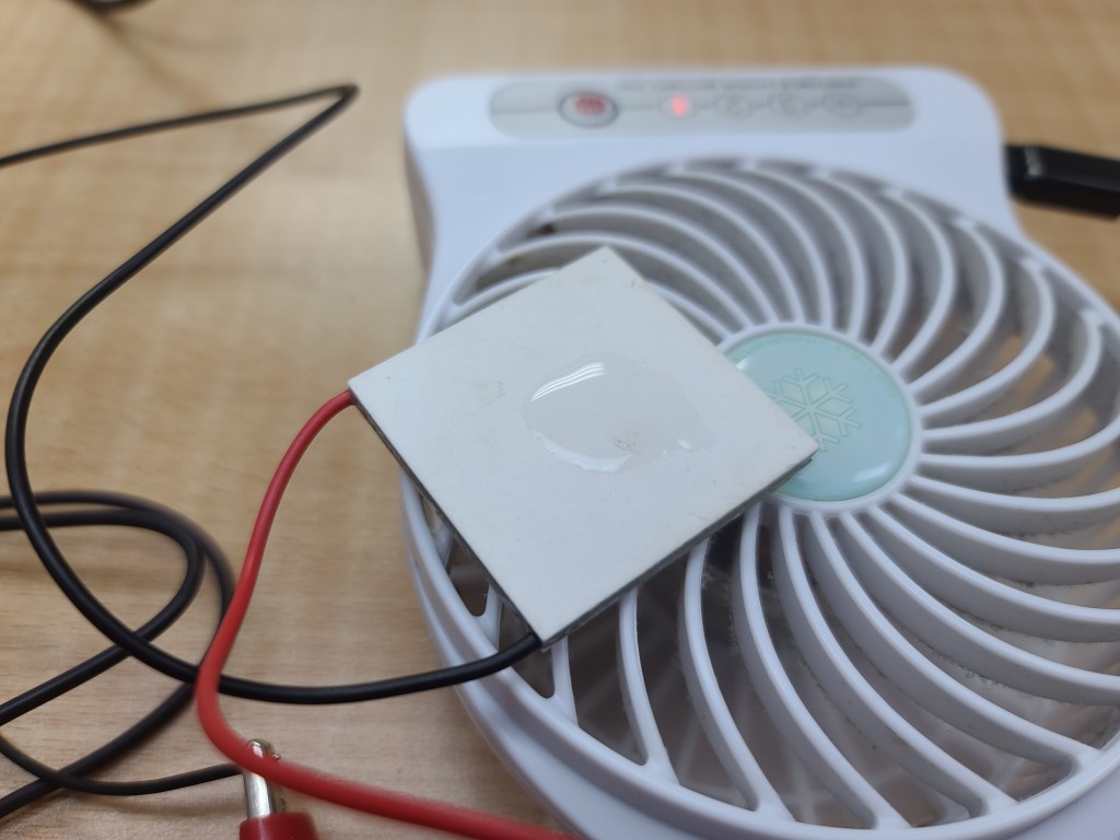 筆者嘗試利用機器產生能量製冷，可惜配套不足，效果未如理想。