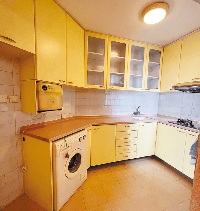 厨房空间阔落，厨柜选用鲜黄色，散发清新感。