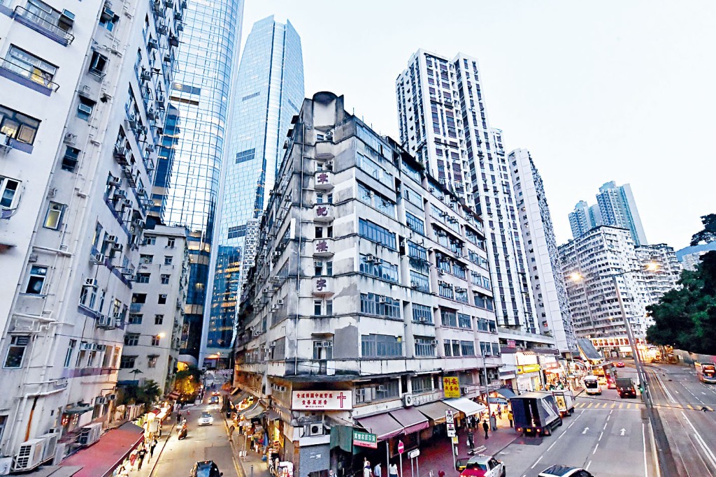 鰂魚涌英皇道983至987A及濱海街16至94號一列舊樓，發展商計劃重建為商住物業。