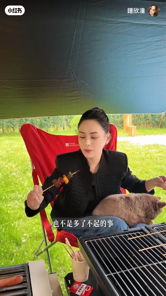 從鍾欣潼背後的花園，可看到綠油油的草地。