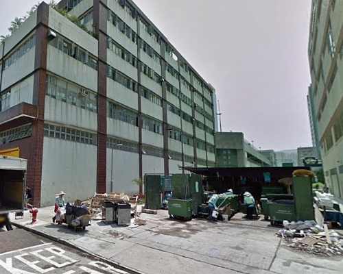 一家物流公司職員去年在九龍灣宏基街垃圾收集站外棄置廢木卡板、廢紙及廢電子零件,被環保署檢控。