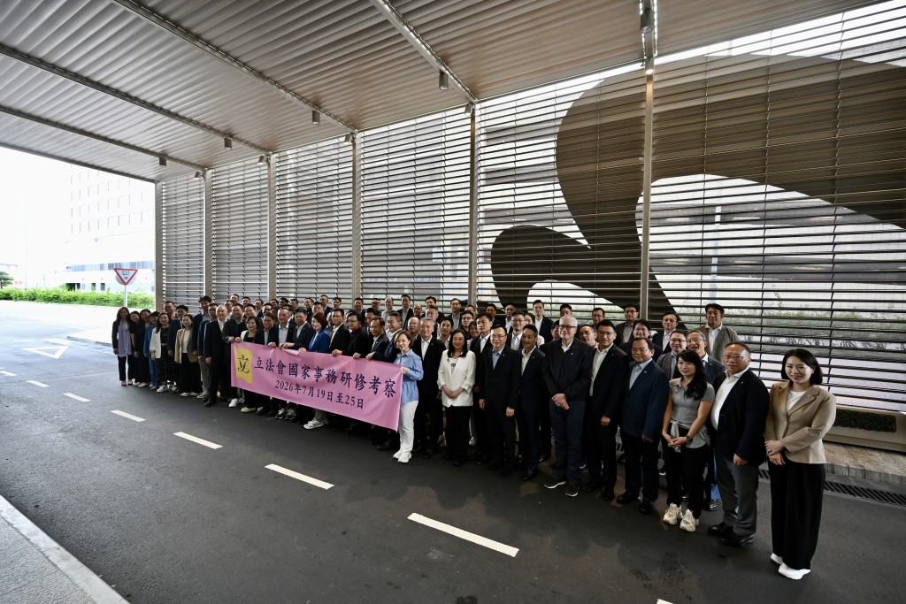 立法會主席李慧琼聯同全體立法會議員今日(19日)前往北京,參加國家事務研修考察活動。劉駿軒攝 立法會主席李慧琼聯同全體立法會議員今日(19日)前往北京,參加國家事務研修考察活動。劉駿軒攝