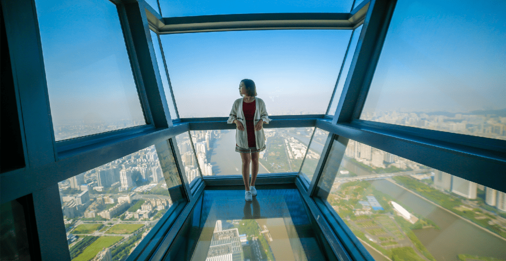 廣州塔白雲星空觀光大廳，設全透明鋼化玻璃，可以飽覽廣州美景。