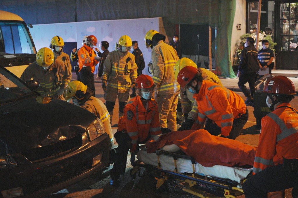 是次演習模擬一宗嚴重鐵路事件，和車站外一宗嚴重交通意外，導致多人傷亡，目的測試及加強警隊與不同部門在鐵路系統中處理重大事故的溝通、協調及應變能力。(香港警察fb圖片) 