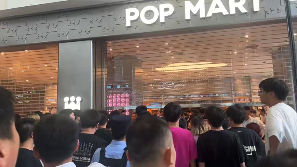 泡泡瑪特在杭州的新店開業僅2小時便被逼關門。小紅書