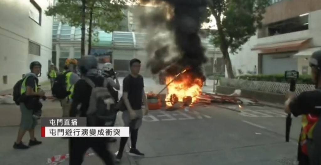 示威者焚燒雜物。有線新聞截圖