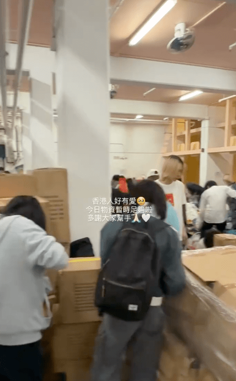市民將物資運送到其中一個收集點大埔文娛中心的情景。Thread@natnat_is_me 市民將物資運送到其中一個收集點大埔文娛中心的情景。Thread@natnat_is_me
