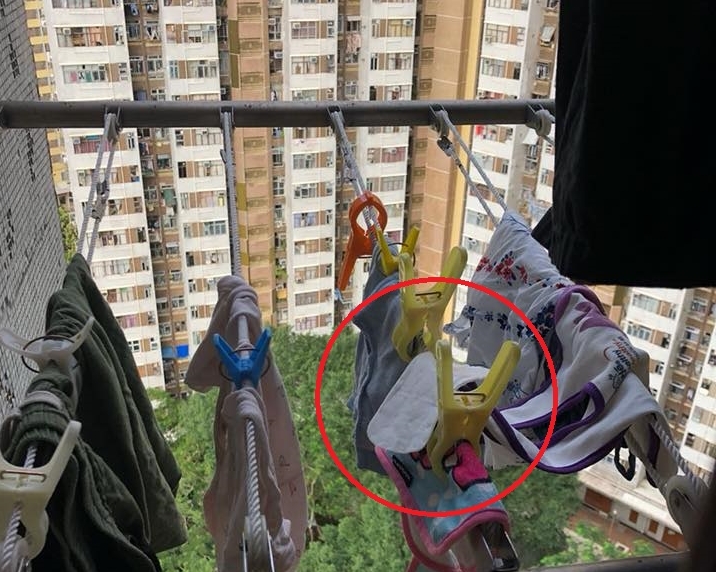 大埔有網民投訴,樓上單位有住戶扔用過的衛生巾出街外,掉在其晾衣架上。網民Ling So/ Tai Po 大埔fb群組