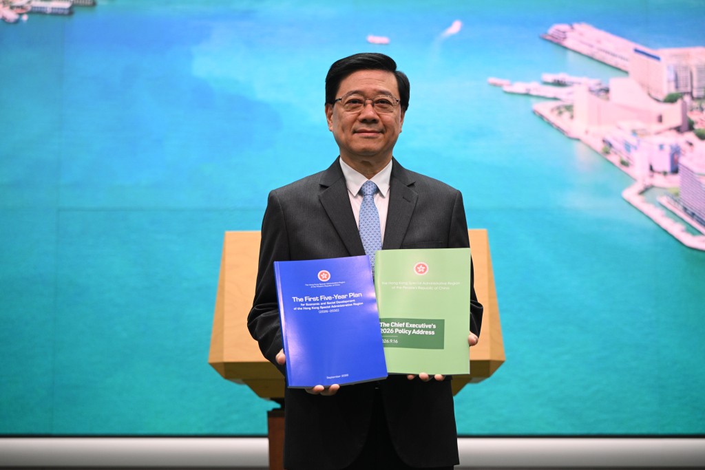 行政長官李家超今(16日)發表香港首個五年規劃,涵蓋2026年至2030年,當中第24章聚焦「共建豐盛樂齡社會」,提出長者照顧、跨境養老、退休生活、長者就業及銀髮經濟等政策方向。 行政長官李家超今(16日)發表香港首個五年規劃,涵蓋2026年至2030年,當中第24章聚焦「共建豐盛樂齡社會」,提出長者照顧、跨境養老、退休生活、長者就業及銀髮經濟等政策方向。