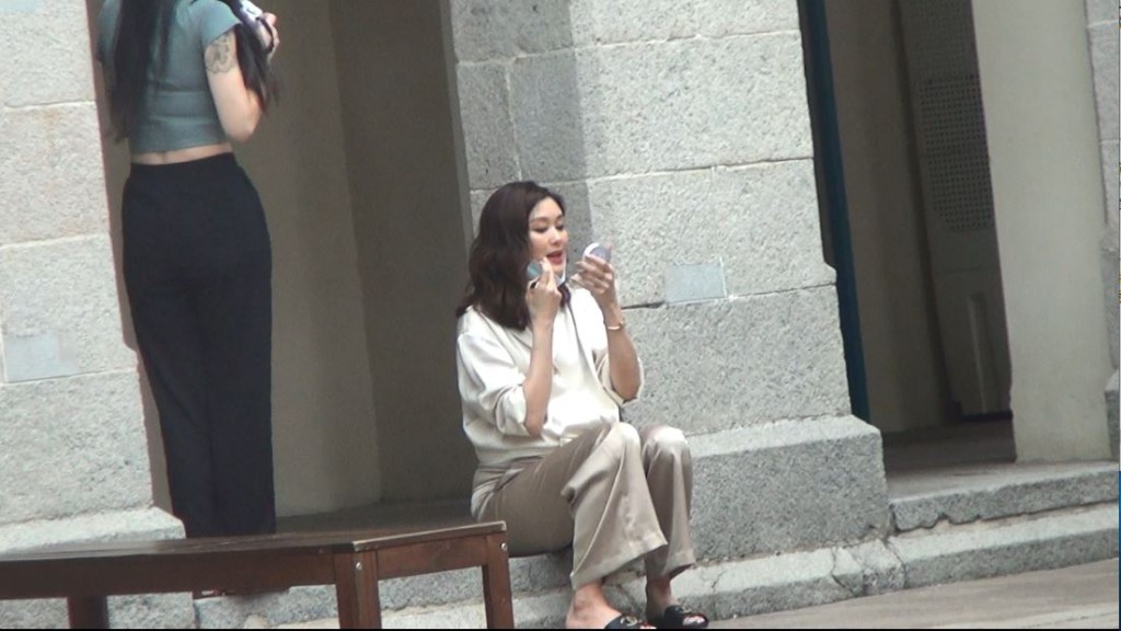 近日變種病毒攻港,大肚香香周圍摸完冇消毒便用手抹嘴,認真唔衛生!