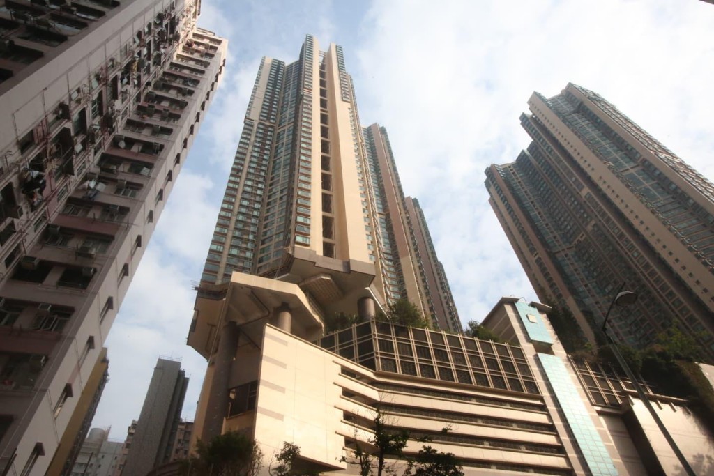 現場為西環薄扶林道寶翠園。