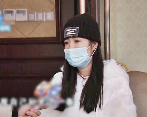 韓女士投訴赤裸躺在手術台上的照片流出。網圖