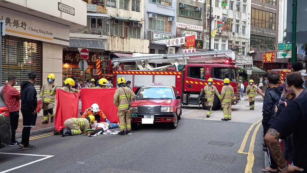 上環女途人遭的士捲入車底。的士司機資訊網Taxi圖片