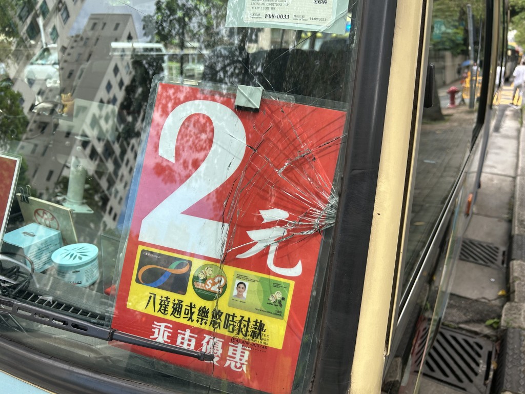 車頭擋風玻璃爆裂。