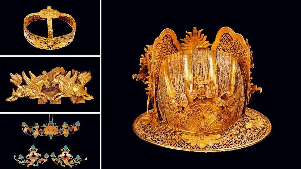 梦蝶轩捐赠了九百四十六件珍品予香港故宫，以古代金器为主，包括明朝的龙纹冠（大相）。