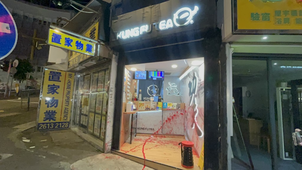 現場為觀塘宜安街近通明街交界一間地舖飲品店。楊偉亨攝 現場為觀塘宜安街近通明街交界一間地舖飲品店。楊偉亨攝