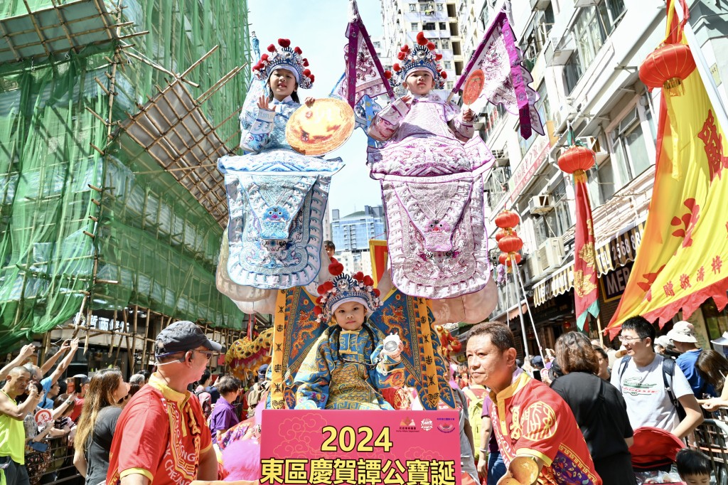 小朋友都穿上传统的粤剧表演装扮。锺健华摄