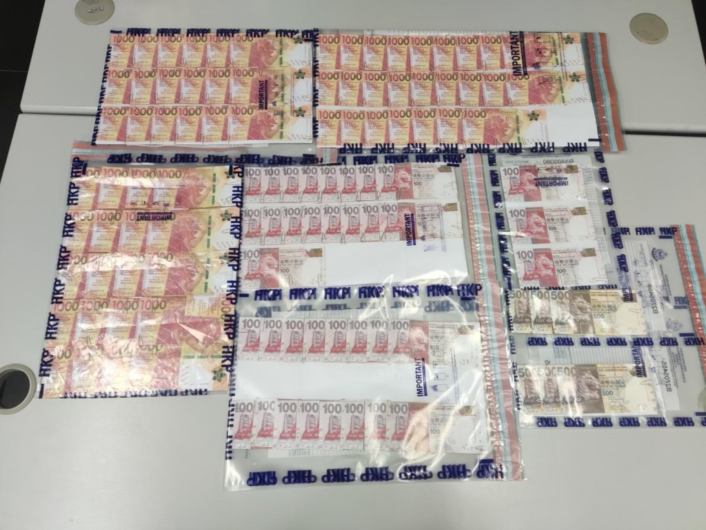 警員共檢獲約1100張懷疑偽製紙幣，面值約7.4萬元。警方提供