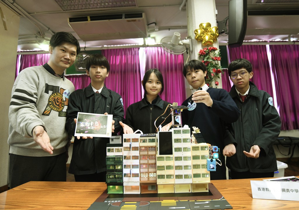 蘇祉祈(中)稱,冀通過太陽能發電系統,改善廣告燈箱能源使用。何君健攝
