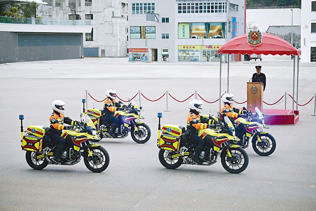 消防處助理處長（救護）吳孝銘檢閱新式急救醫療電單車。