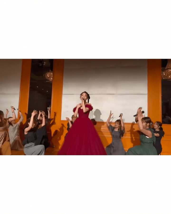 婚宴高潮之一，是內田真由美與前隊友們一同在台上獻唱，氣氛熱烈。