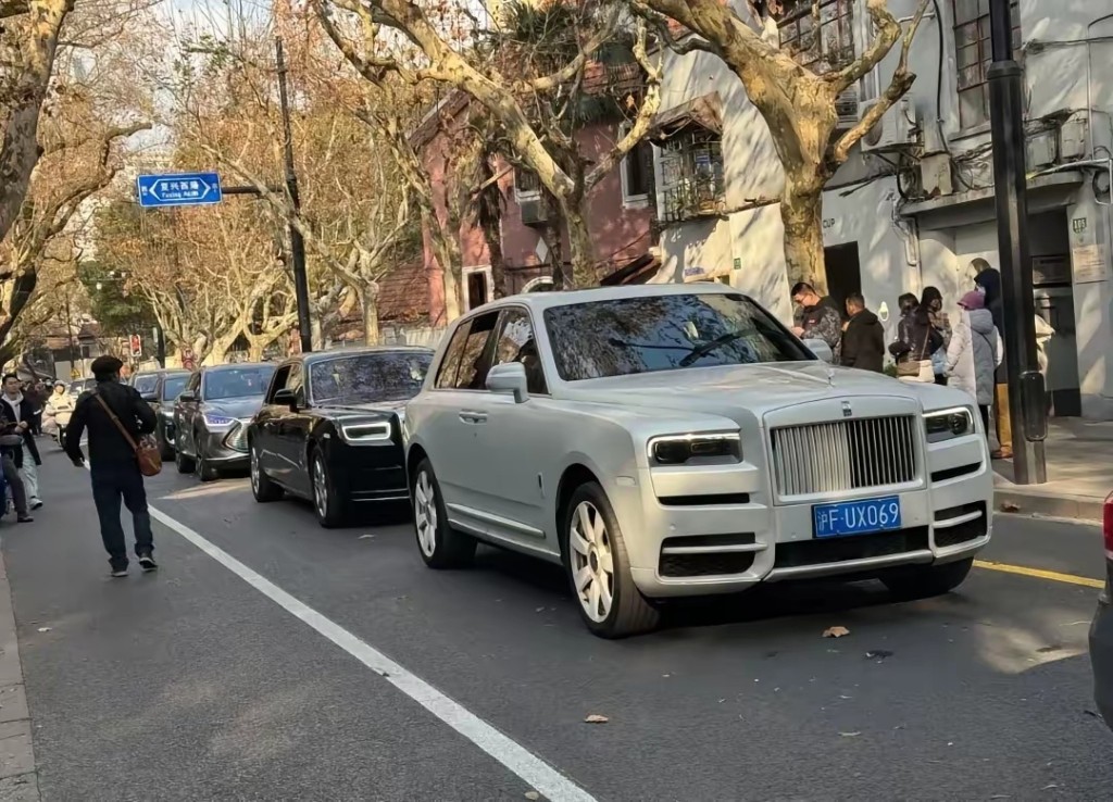 上海武康路近日出現江浙滬豪車團，惹人注目。