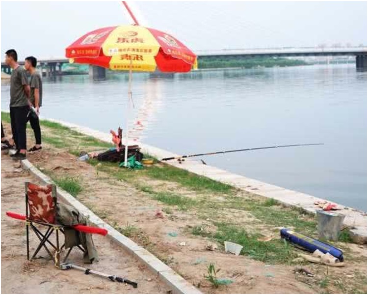 大魚扯斷魚絲老翁不理勸告跳河追魚溺斃。