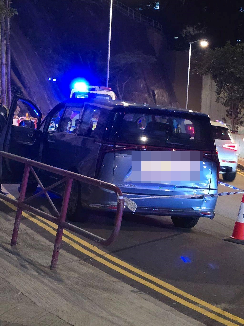 七人車車尾受損。FB：Mary Hy Tsui@西環變幻時