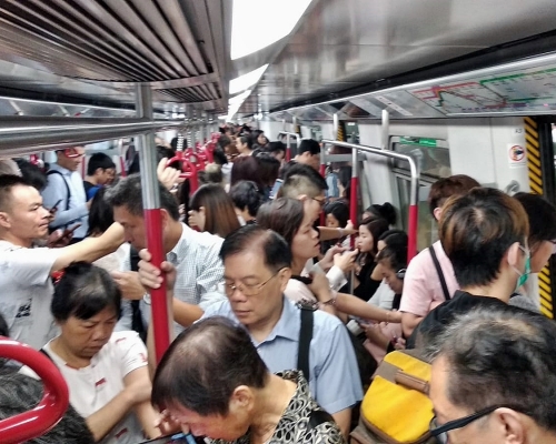 港鐵今早繁忙時間出現嚴重信號故障,四綫列車服務嚴重受阻。