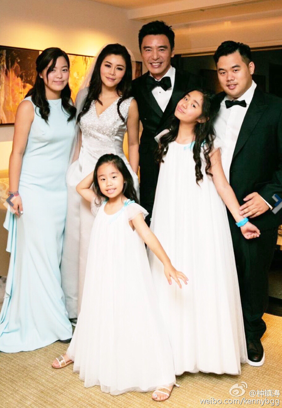 锺镇涛与范姜2014年于峇里举行豪华婚礼时，大女锺嘉晴（后左）都有到场见证。