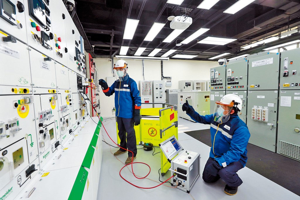 VTC积极推动持续专业进修，例如透过开办电机工程课程，让在职人士掌握智能电网及高压电力等技术，助力香港建设低碳智慧城市。