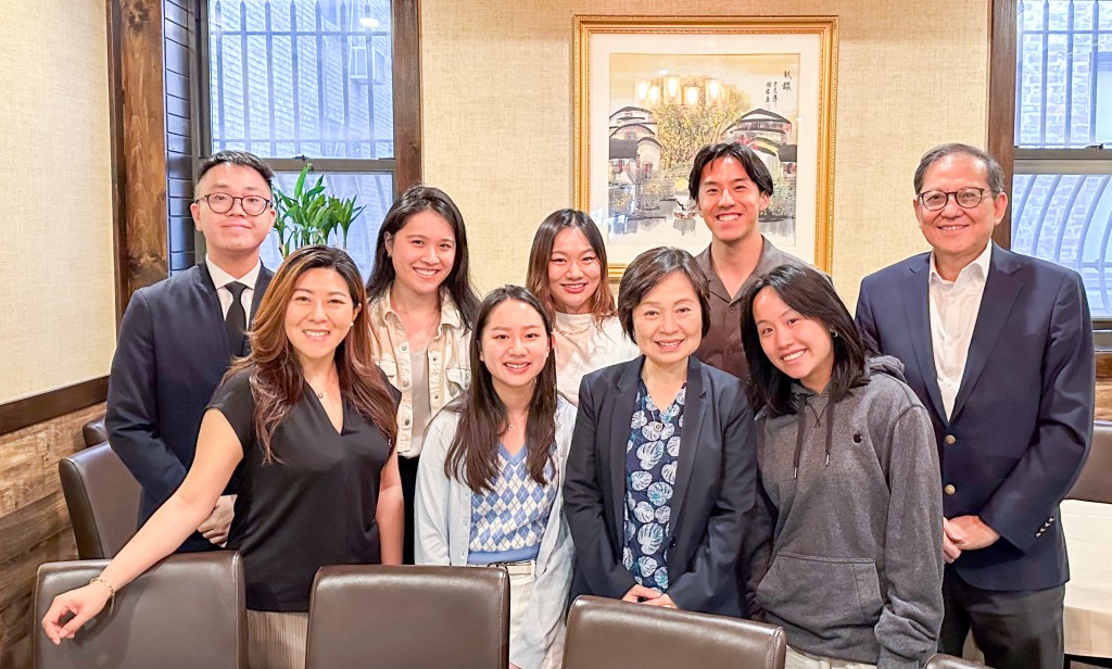 蔡若莲在美国纽约与当地的香港青年会面。政府新闻处图片