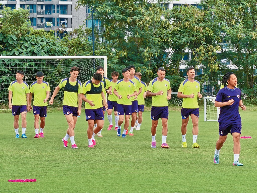 港隊周一在賽馬會香港足球訓練中心進行首次操練。