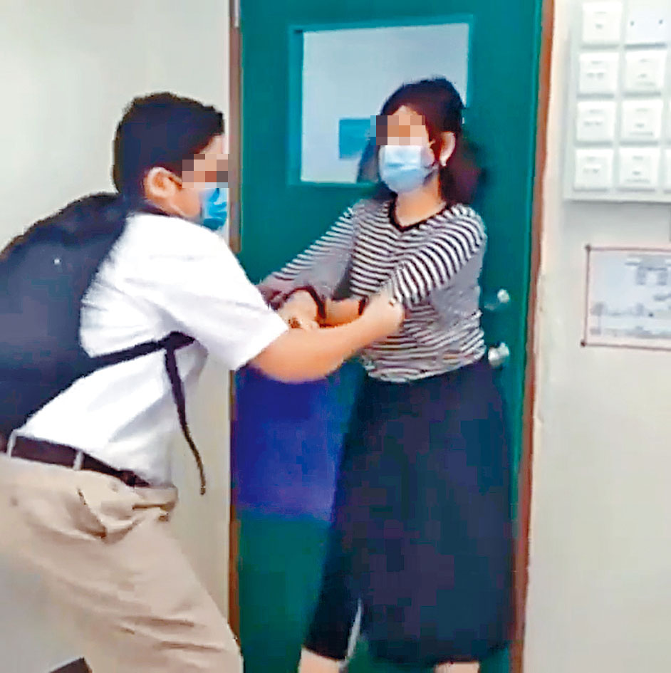 女教師阻止男生離開課室時，發生拉扯。