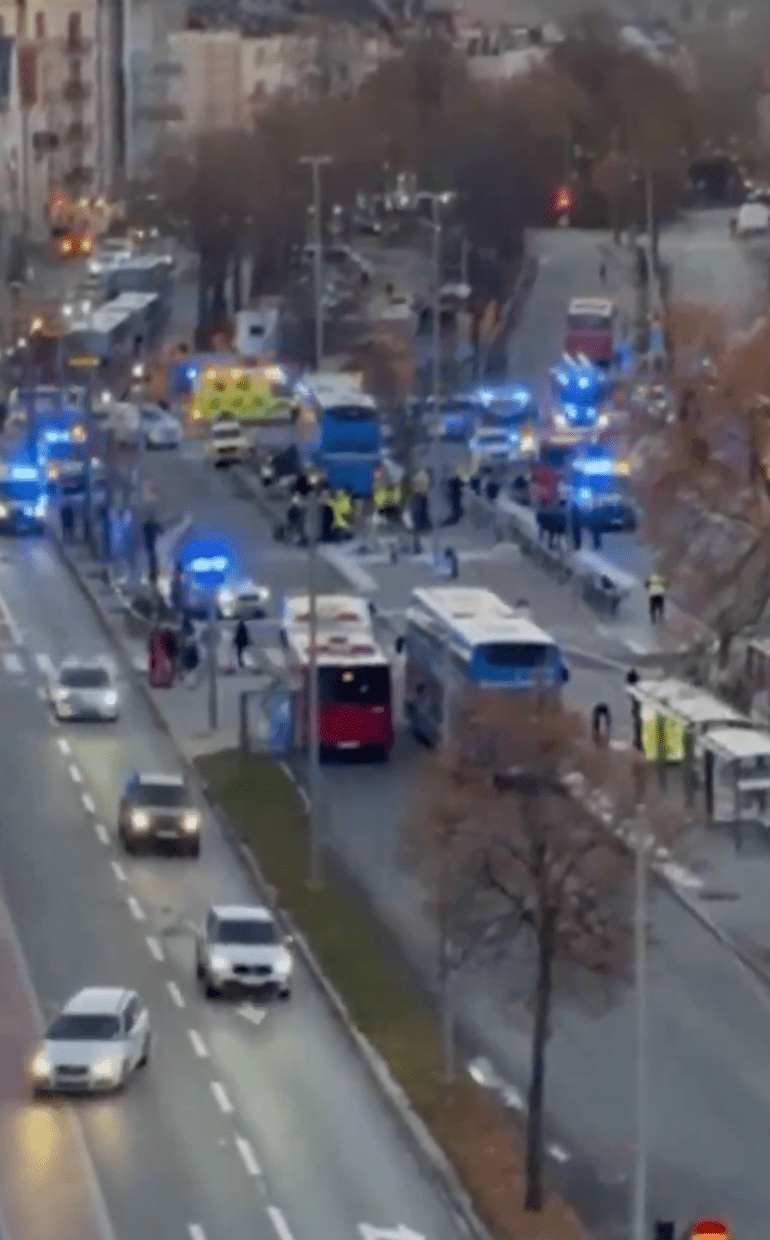 網上影片顯示,大批救援人員到場。X@theinformant_x 網上影片顯示,大批救援人員到場。X@theinformant_x