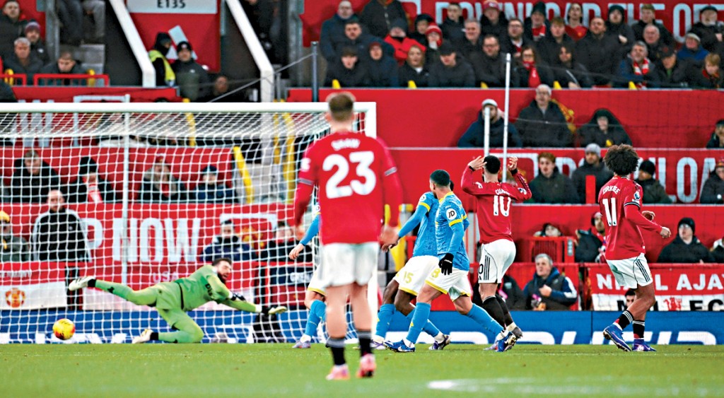 約舒亞舒克斯(右)為曼聯先開紀錄。