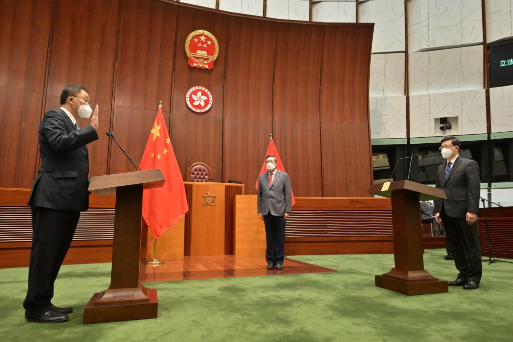 立法會選委界補選當選議員宣誓儀式。圖左為新議員黃錦輝。政府新聞處