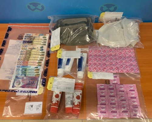 警方檢獲一批證物,包括避孕套、潤滑劑、毛巾及少量金錢等。警方圖片