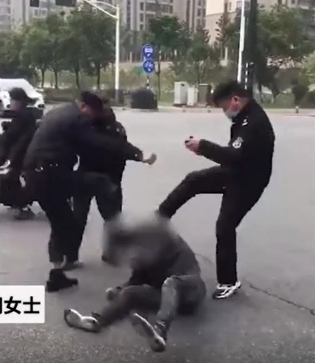 3名城管涉嫌在街上毆打商販被解聘。影片截圖