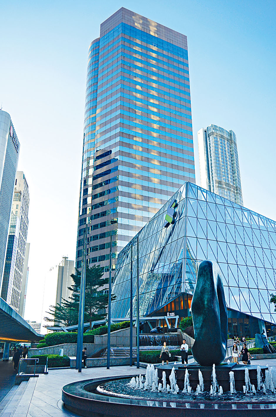 一間內地金融機構擬夥拍2間財團，逾百億洽購交易廣場第3座。