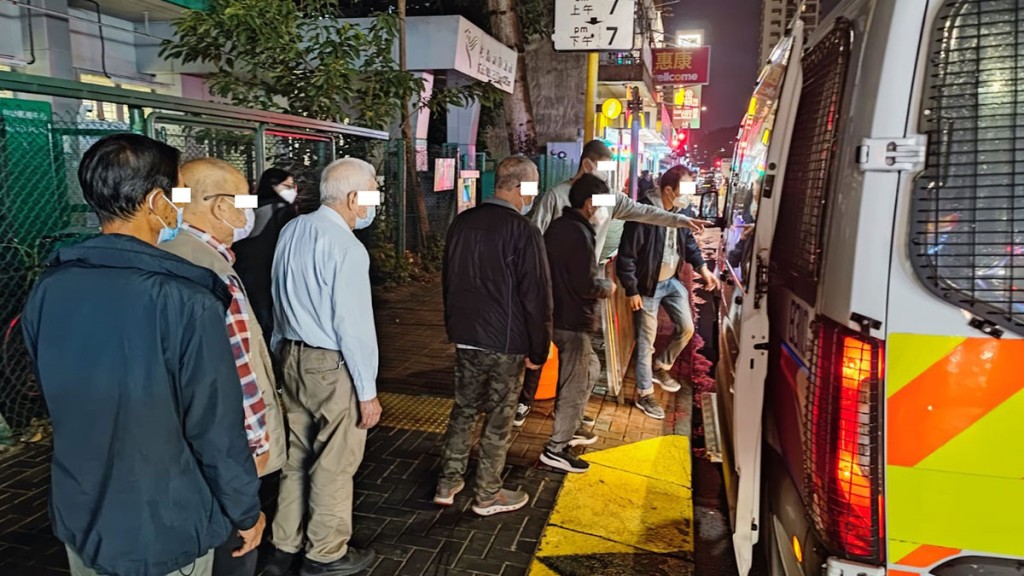警方拘捕6名男女。警方提供