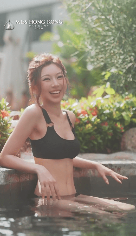 6號盧蔚晴Jasmine溫泉嬉水，笑容甜美。