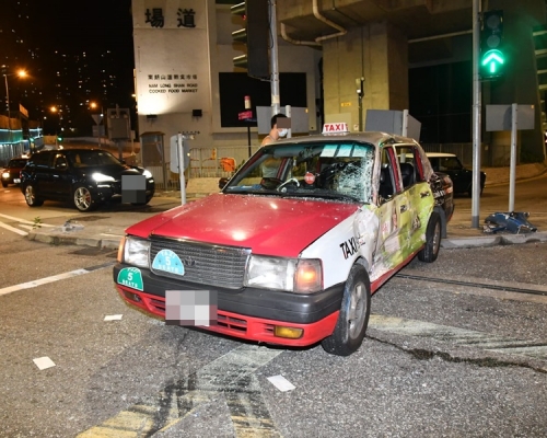 的士車身損毀。