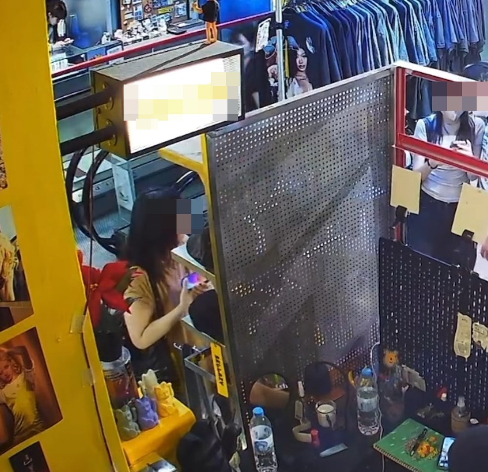甫一抵達店外時,似乎已即時看中涉事的黑色袋子。Threads截圖 甫一抵達店外時,似乎已即時看中涉事的黑色袋子。Threads截圖