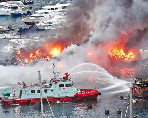香港仔南避風塘發生遊艇火警，變成火燒連環船，消防滅火輪開喉灌救。