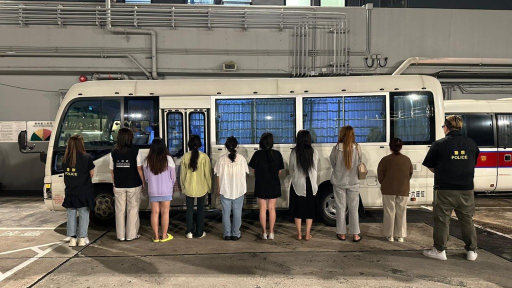跨部門九龍城及紅磡打擊黑工及非法入境者,拘捕20人。警方圖片